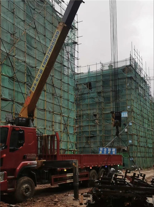赤壁市“慢工细活”—— 吊车的 “微动控制” 技术