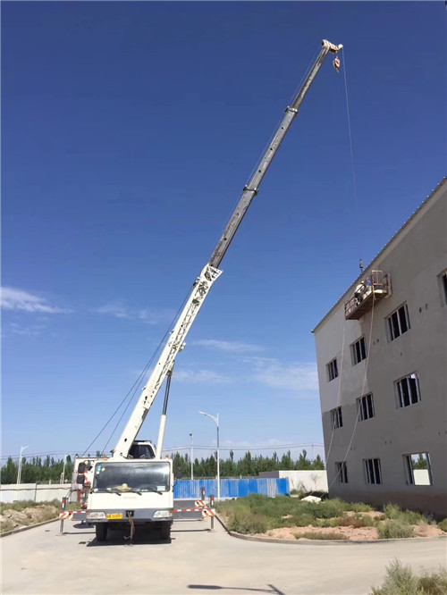 赤壁市“轻装强干”—— 吊车的 “轻量化臂架” 技术